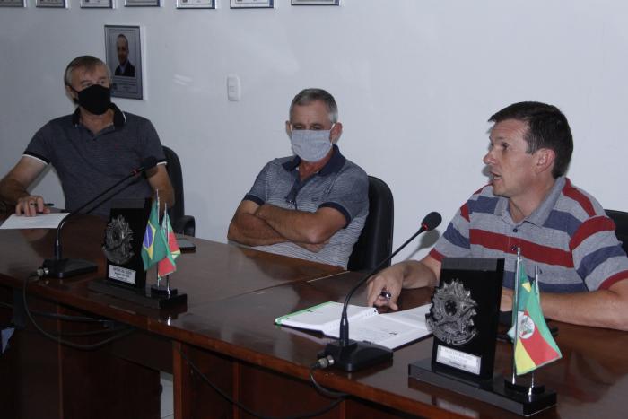 Presidente da Câmara, Omar Walter (e), secretário de Agricultura, Ildo Godoy (c) e prefeito, Gilmar Southier