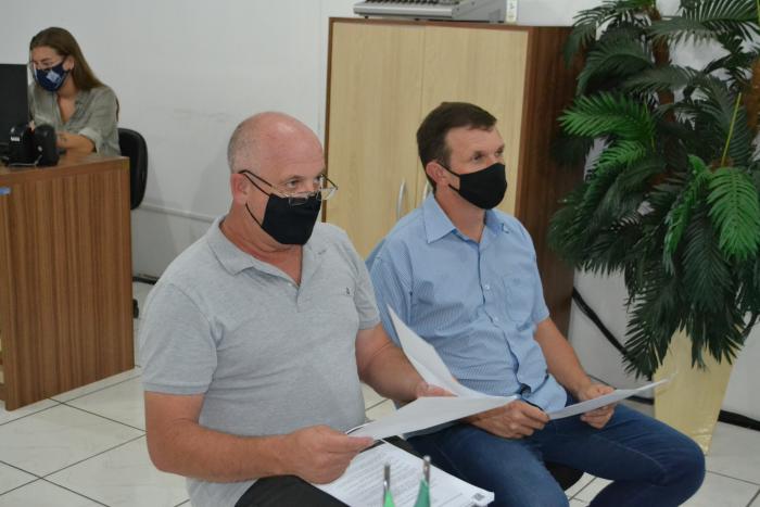 Prefeito, Gilmar Southier (d), e secretário da Administração, Pedro Finger, explicaram os projetos antes da sessão