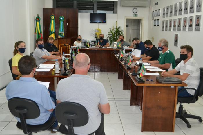 Dez projetos do Executivo e três matérias do Legislativo pautaram a sessão