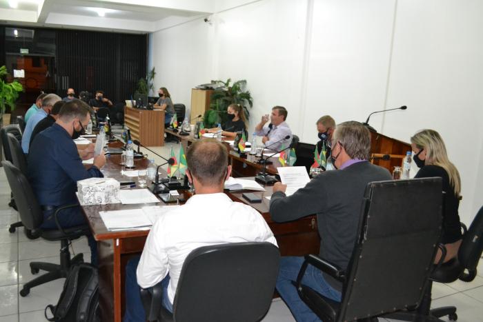 Sessão ordinária contou a análise e aprovação de três projetos do Executivo e um do Legislativo