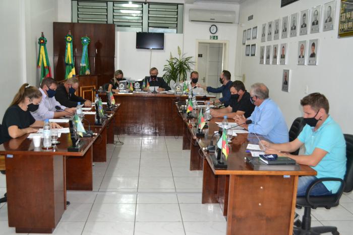 Sessão ordinária contou a análise e aprovação de três projetos do Executivo e um do Legislativo