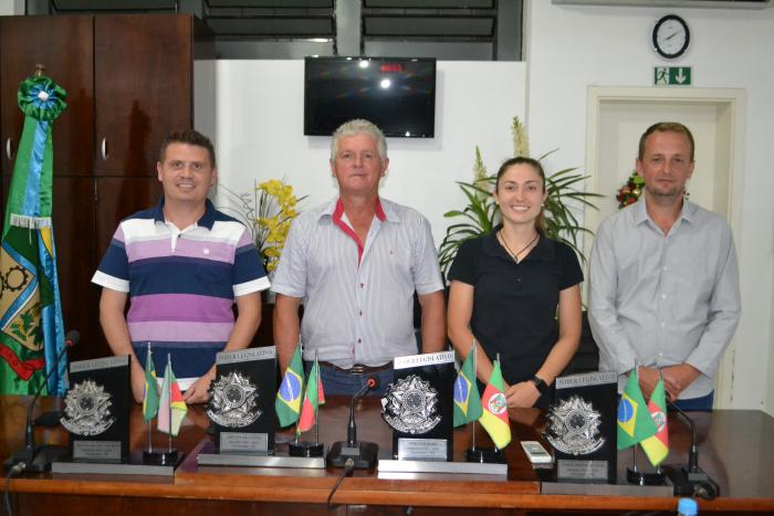 Vice-presidente Maicon Theisen (e), presidente Airton da Costa, secretária Vanessa Ahne e vice-secretário Jonas Morari