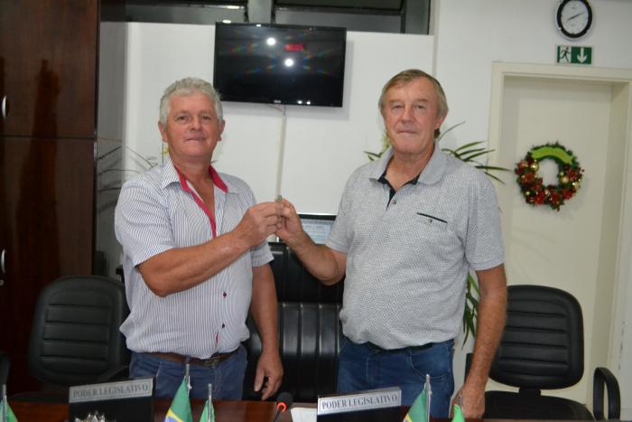 Entrega simbólica da chave da Câmara ao novo presidente, Airton da Costa (e)