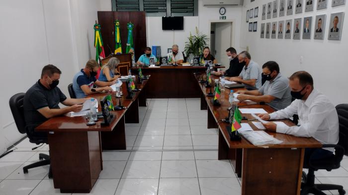 Vereadores realizaram sessão na noite de terça-feira