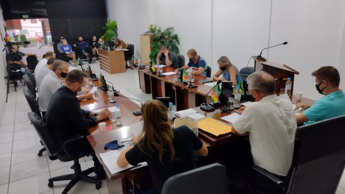 Vereadores realizaram sessão na noite de terça-feira