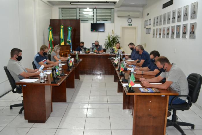 Vereadores realizaram sessão na noite de terça-feira