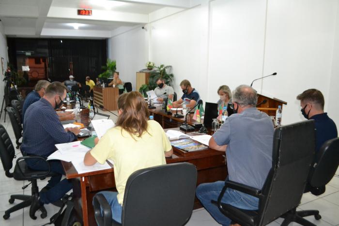 Vereadores realizaram sessão na noite de terça-feira