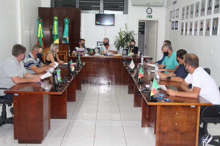 Vereadores realizaram sessão extraordinária na noite de quarta-feira