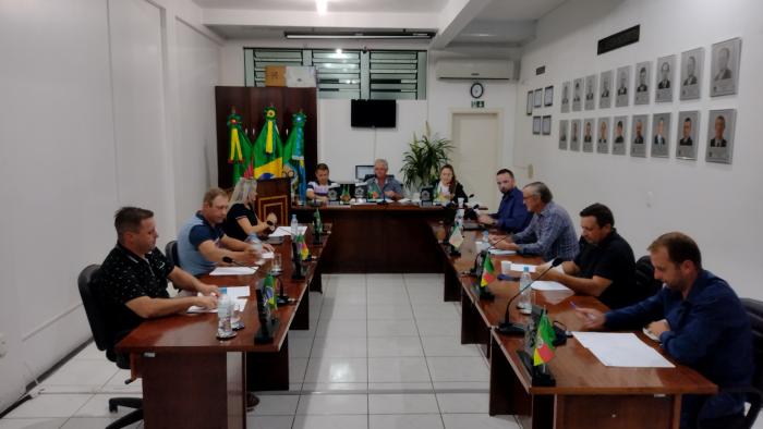 Vereadores realizaram sessão na noite de terça-feira