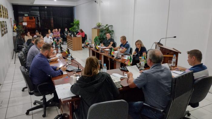 Vereadores realizaram sessão na noite de terça-feira