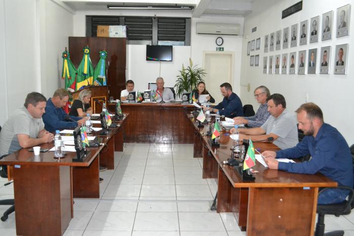 Vereadores realizaram sessão na noite de terça-feira