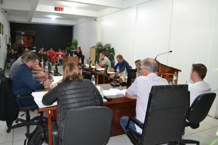 Vereadores realizaram sessão na noite de terça-feira