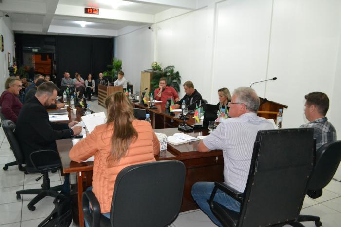 Vereadores realizaram sessão na noite de terça-feira