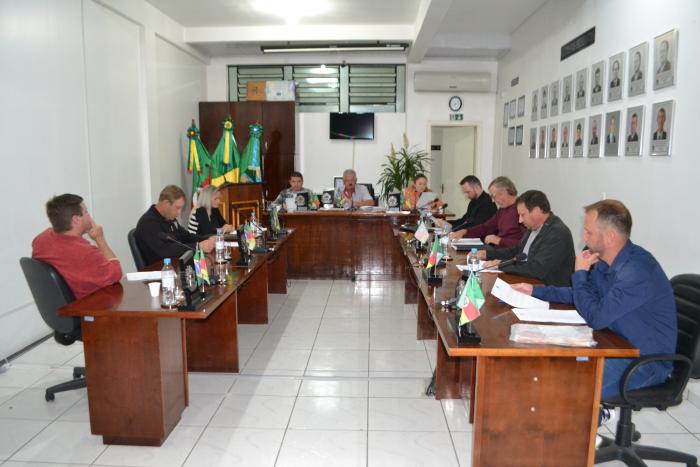 Vereadores realizaram sessão na noite de terça-feira