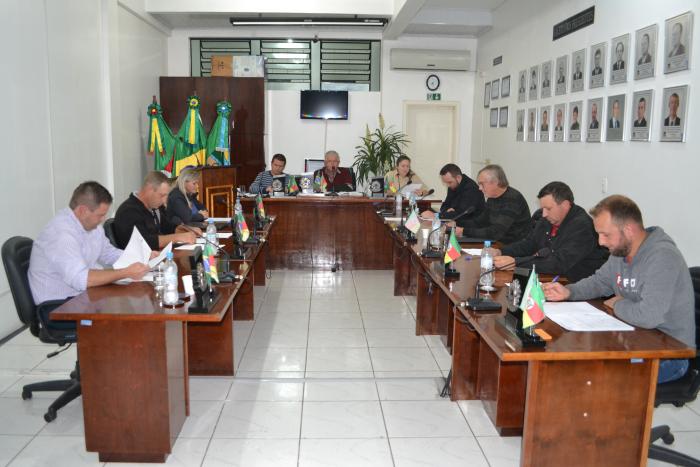 Vereadores realizaram sessão na noite de terça-feira