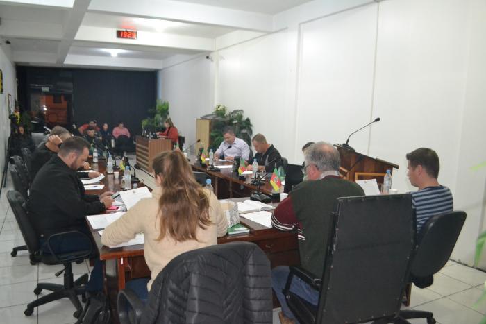 Vereadores realizaram sessão na noite de terça-feira