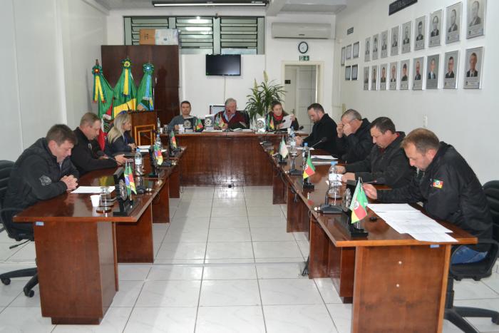 Vereadores realizaram sessão na noite de terça-feira