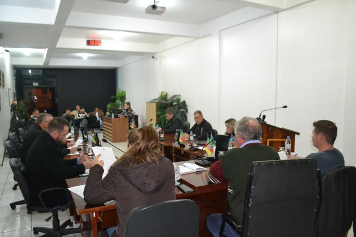 Vereadores realizaram sessão na noite de terça-feira