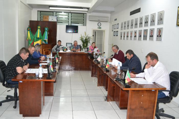 Vereadores realizaram sessão na noite de terça-feira