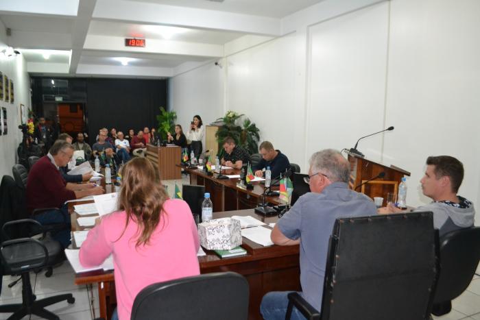 Vereadores realizaram sessão na noite de terça-feira
