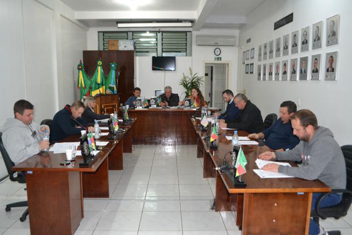 Vereadores realizaram sessão na noite de terça-feira