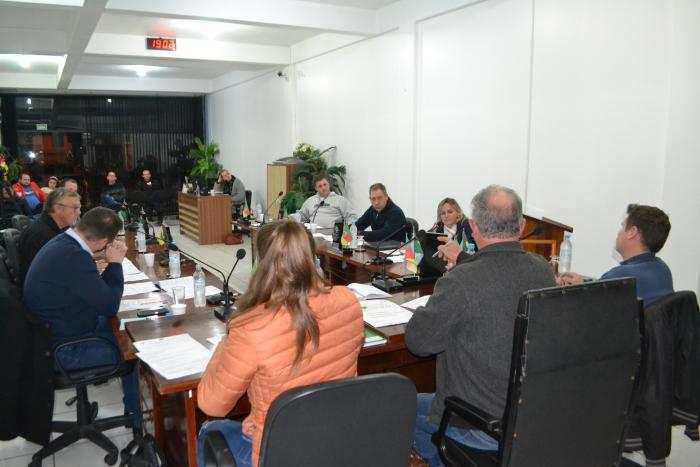 Vereadores realizaram sessão na noite de terça-feira