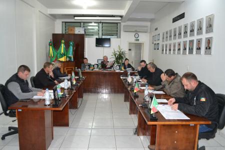 Vereadores realizaram sessão na noite de terça-feira