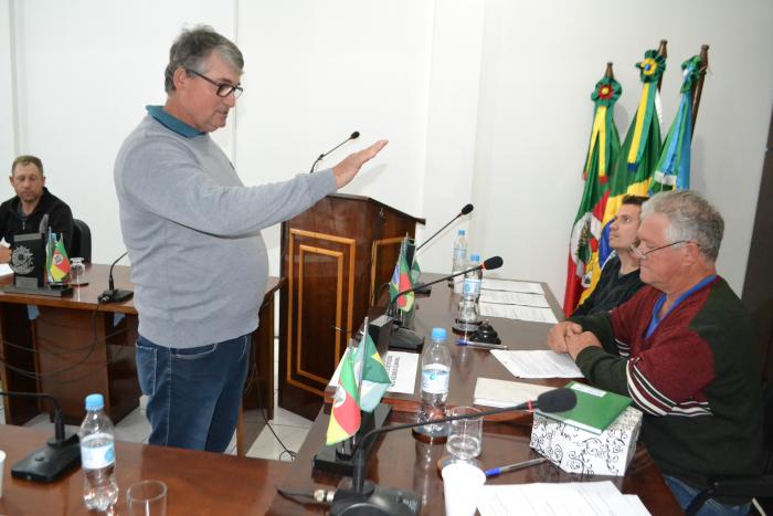 O suplente Adriano Steffler (em pé) assume as funções de vereador por 30 dias