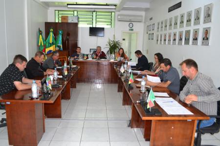 Vereadores realizaram sessão na tarde de segunda-feira